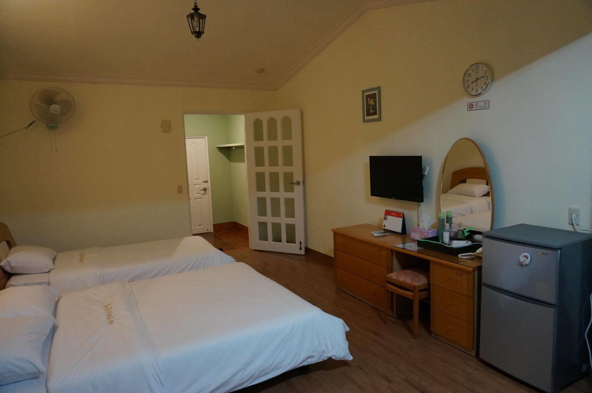 Park Beach Hotel Чеджу Екстериор снимка